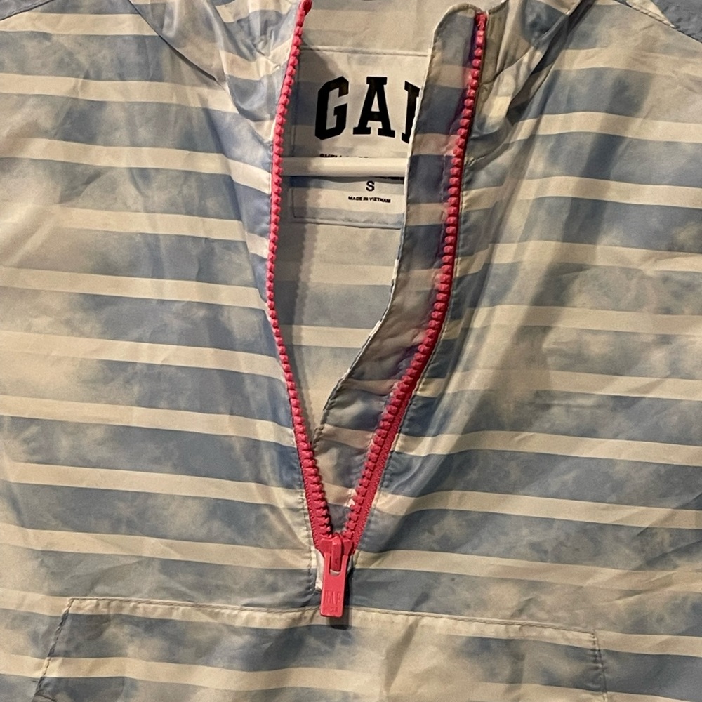 Gap size small raincoat with hood, NWOT size small. - Picture 2 of 9